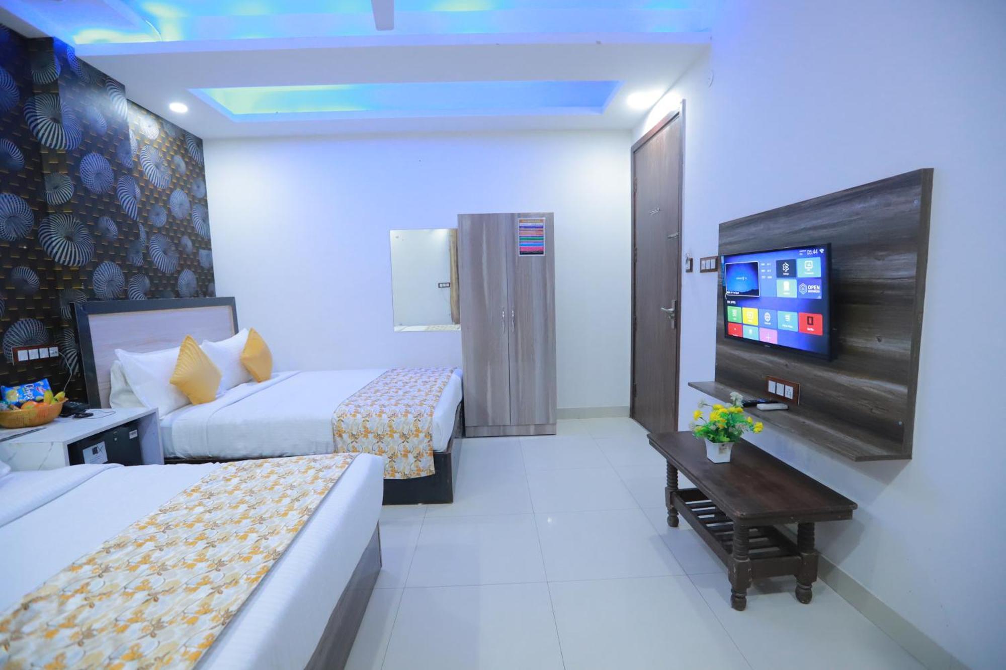 Hotel Triton Grand At Delhi Airport Нью-Дели Экстерьер фото